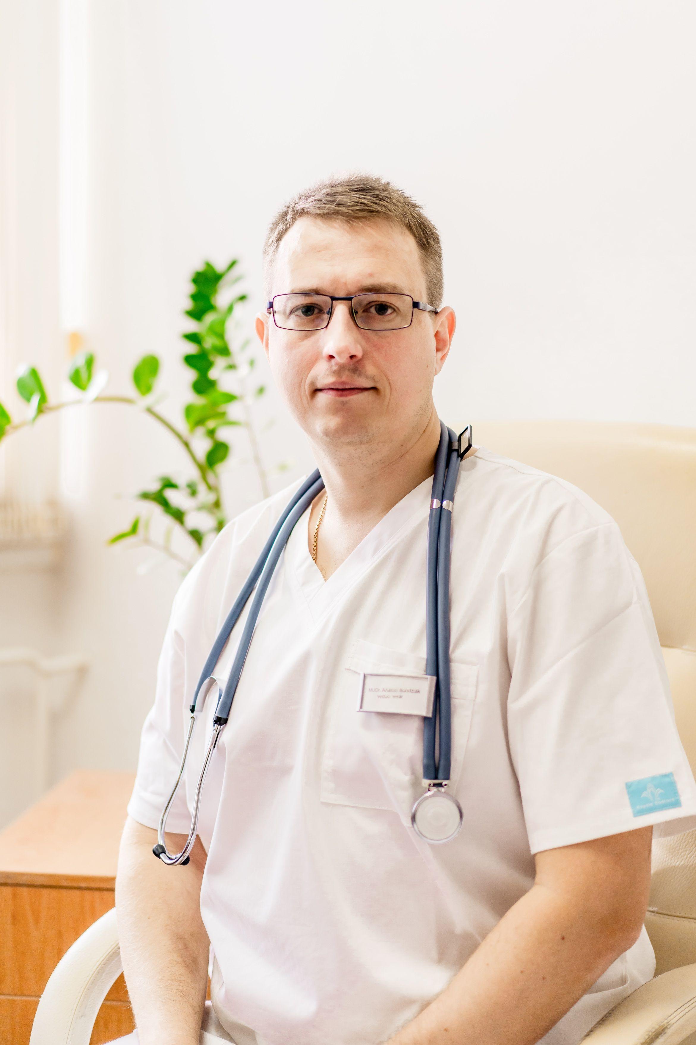 kúpeľný lekár Anatolii Bundziak vyšetruje pacienta
