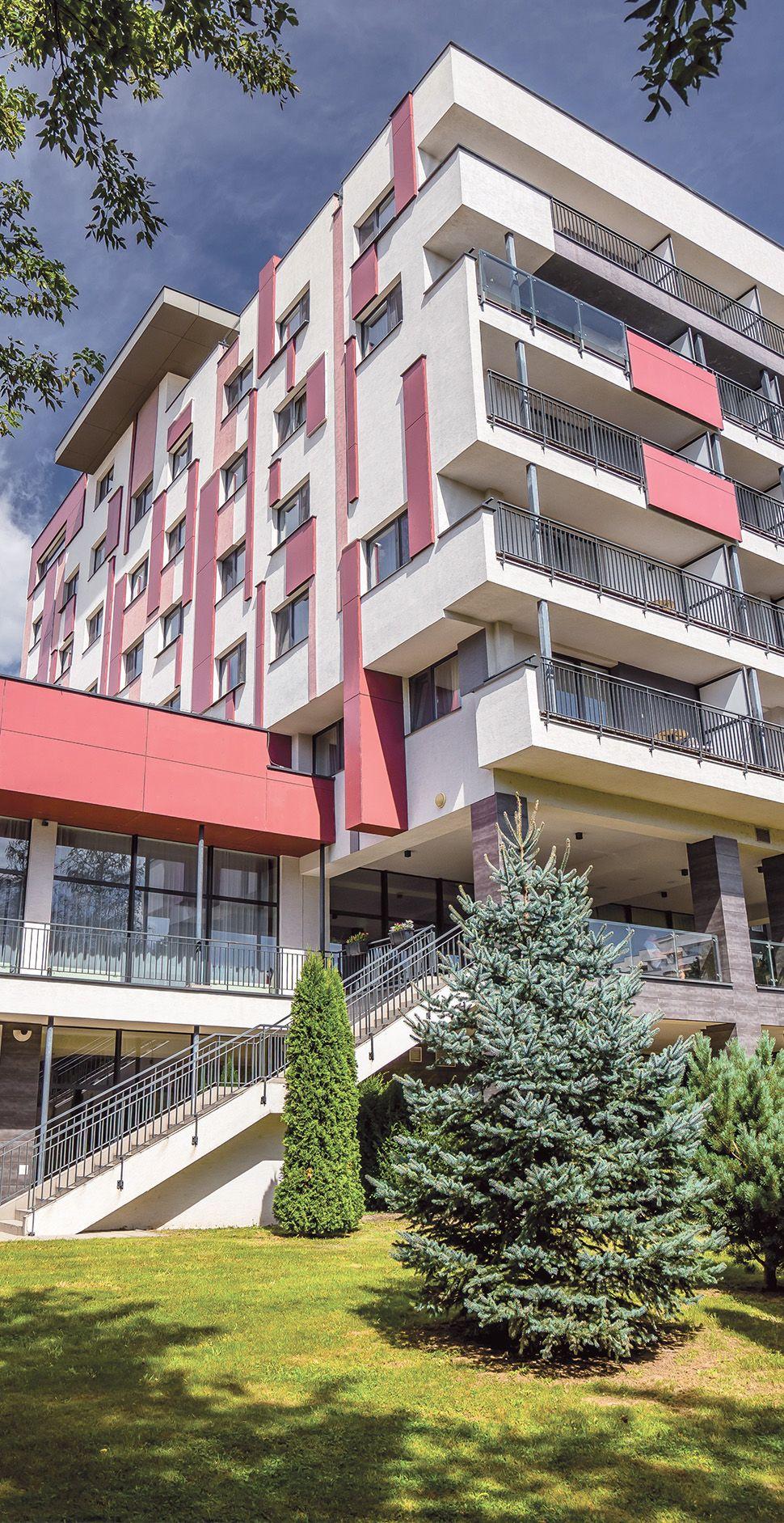 kúpeľný hotel Minerál pohľad z parku