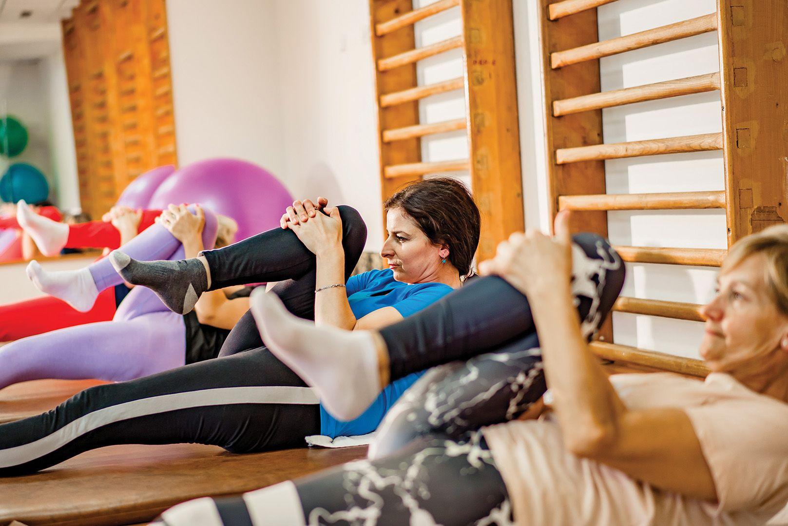 ženy cvičiace v telocvični pilates