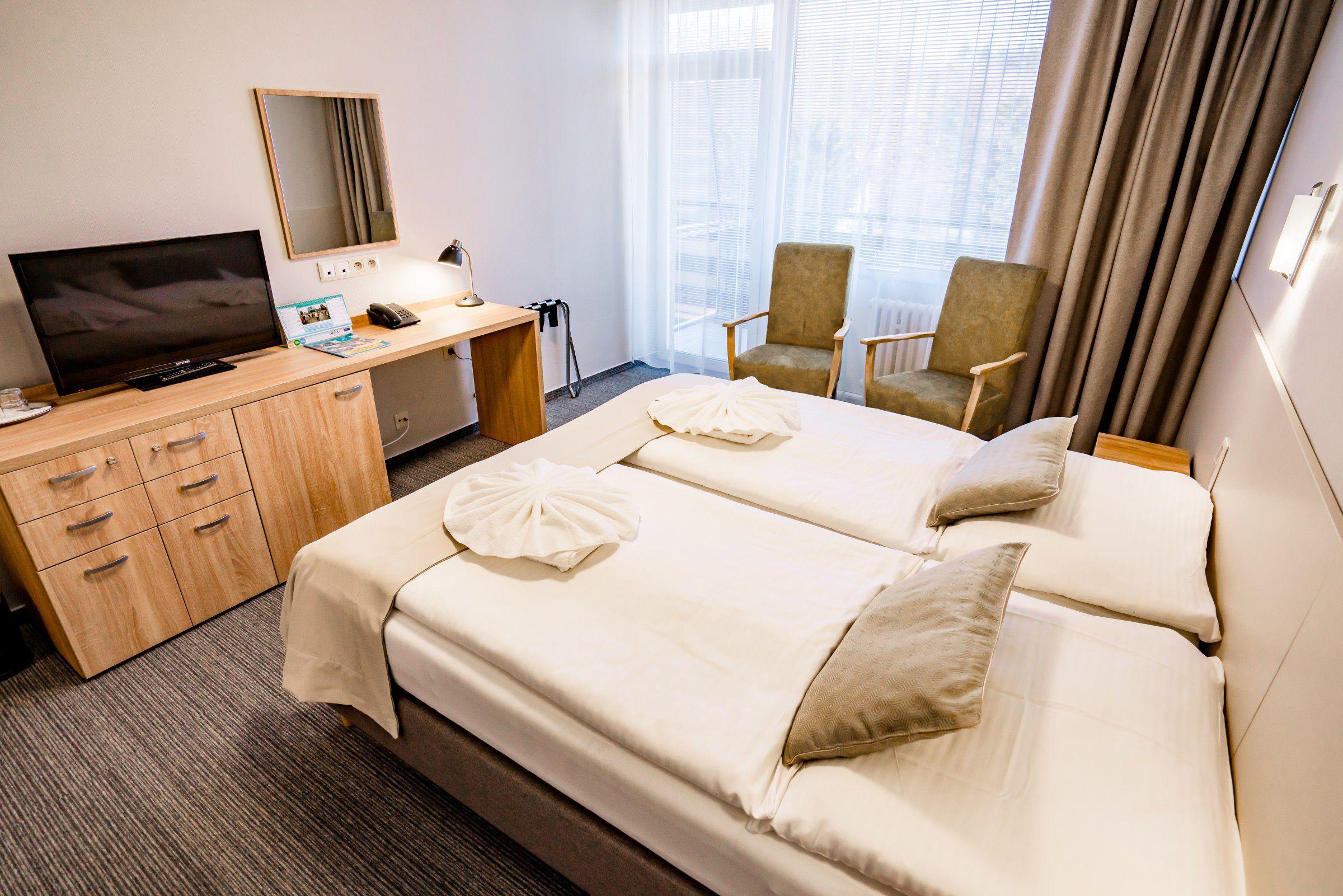 Smaragdzimmer mit Doppelbett