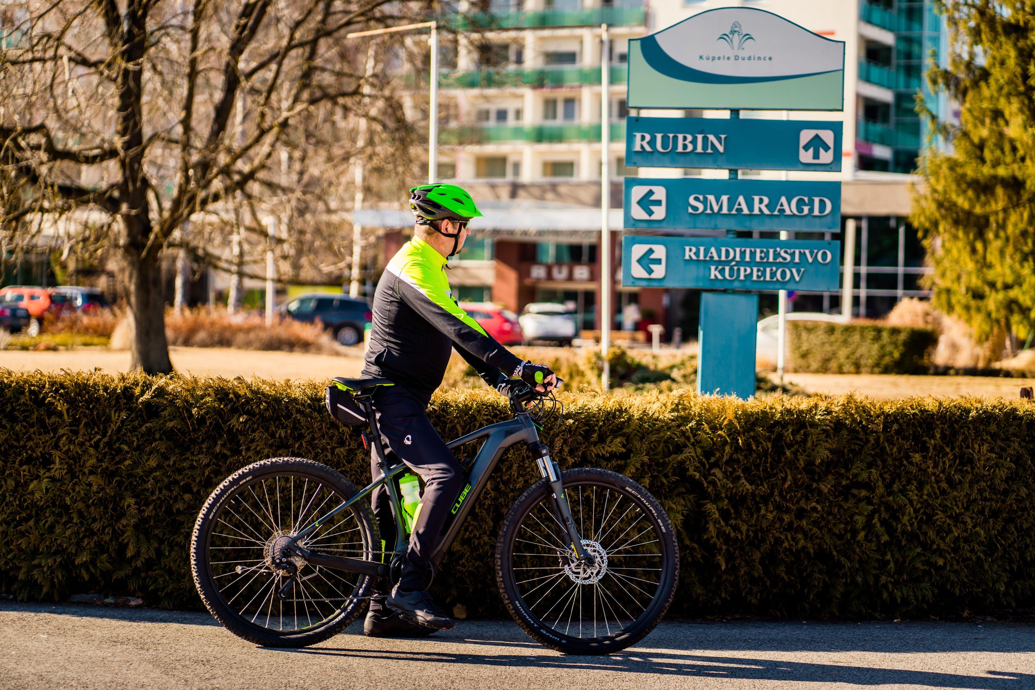 cyklista v kúpeľnom parku