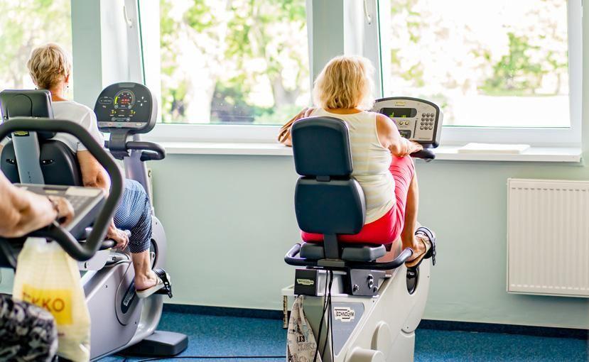 Frau trainiert auf einem Heimtrainer