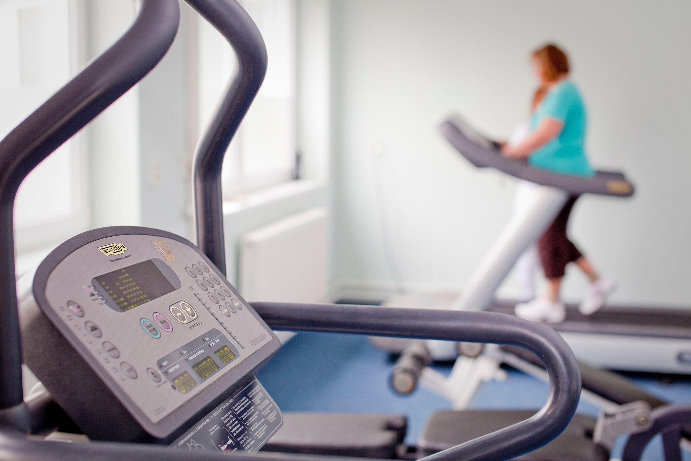 Frau beim Fitnesstraining