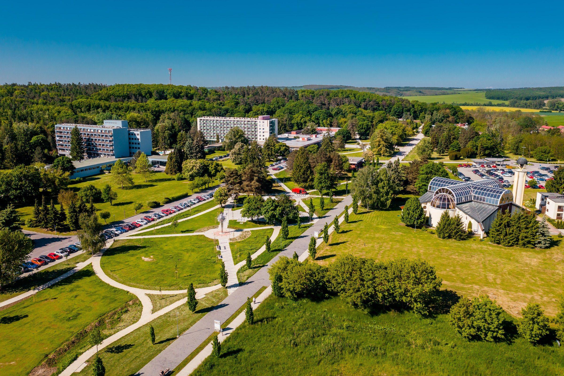 Kúpeľný park s promenádou