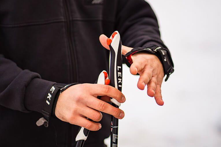 muž predvádza techniku chôdze nordic walking