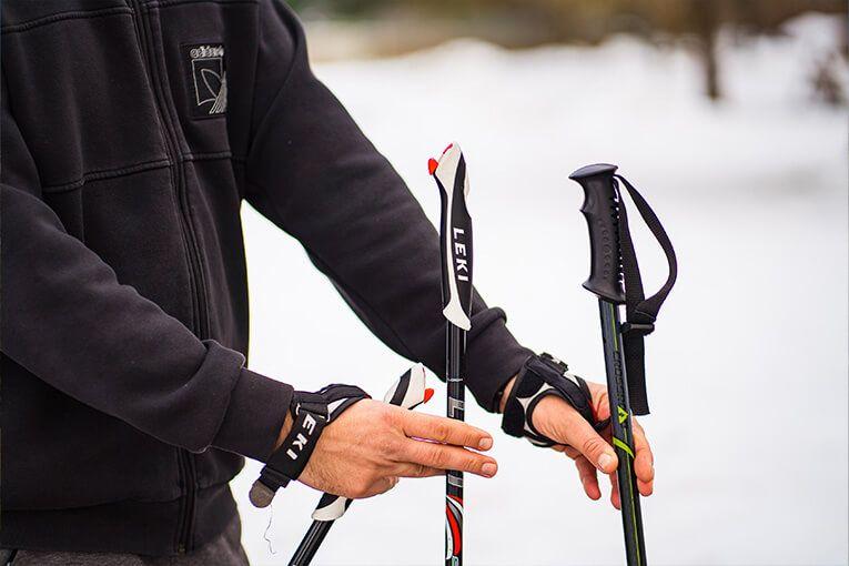 muž predvádza techniku chôdze nordic walking